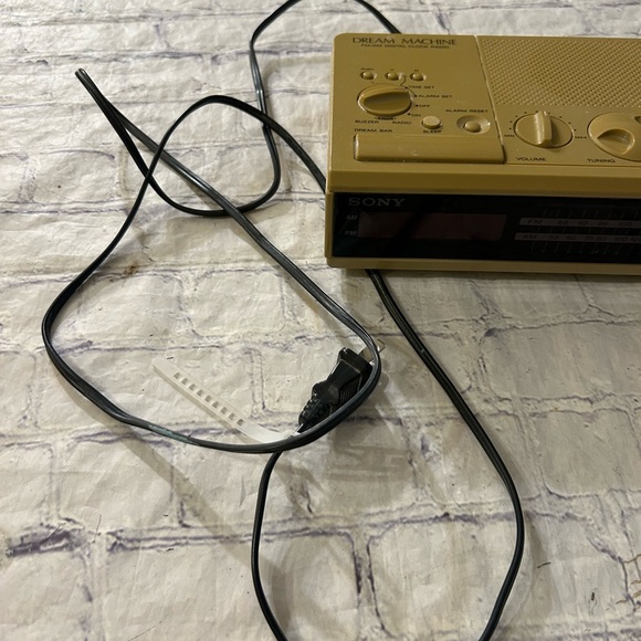 SONY DREAM MACHINE VINTAGE RADIO/CLOCK AM/FM DIGITAL TAN COLOR NO. ICF-C2W - Picture 8 of 12